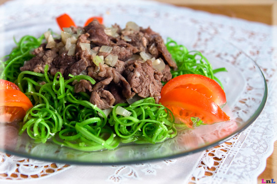 Đổi vị ngày hè bằng cách nộm rau muống thịt bò ngon
