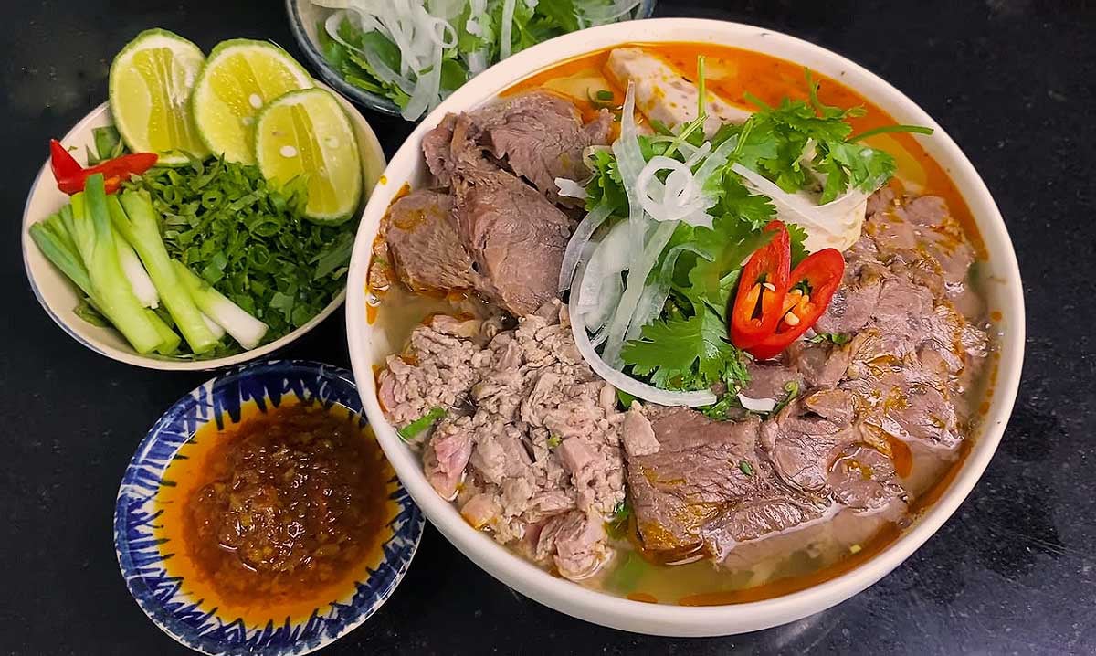 Đi mua nguyên liệu gì cho món bún bò huế ngon